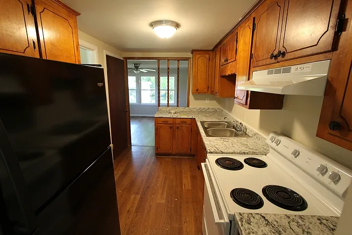 4 bed, 1.0 bath, 1132 sqft, $1,950 — Photo 4