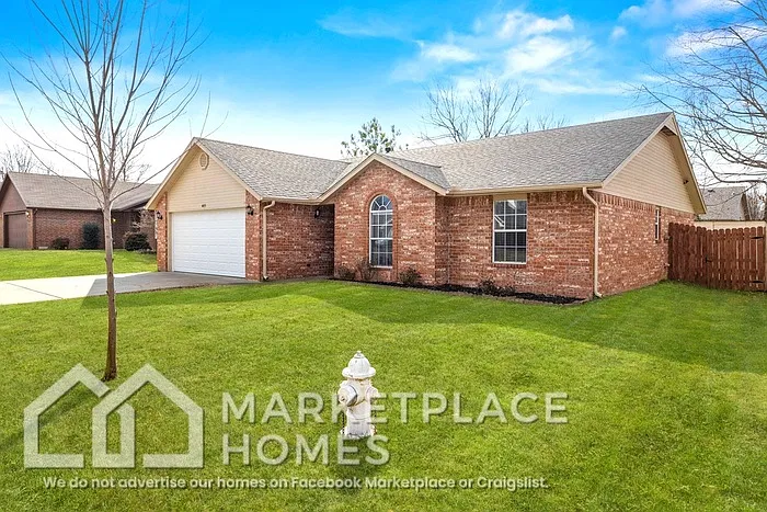 3 bed, 2.0 bath, 1490 sqft, $1,595 — Photo 2
