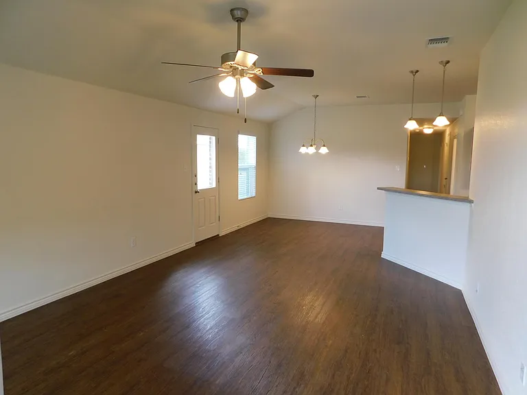 1519 Justin Loop #A — Photo 2