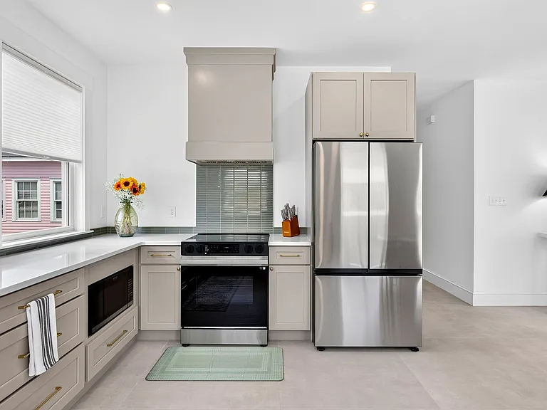 545 E Henry Ln — Photo 16