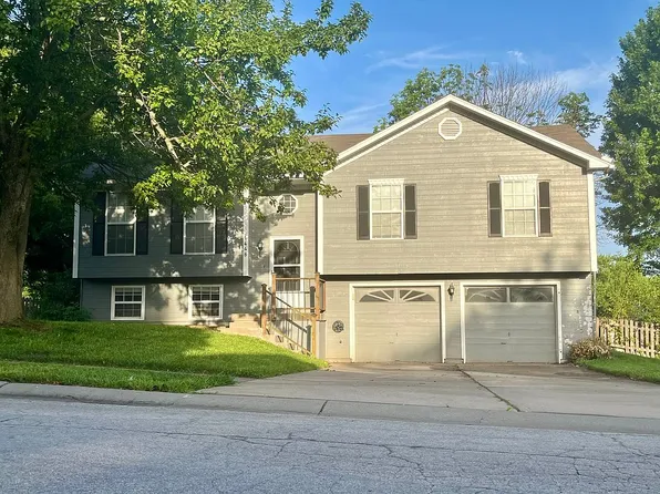 1448 SW Highland Dr, Lees Summit, MO 64081
