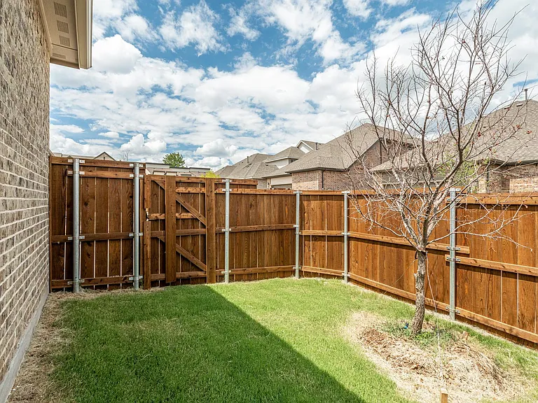 908 Utica Dr — Photo 43