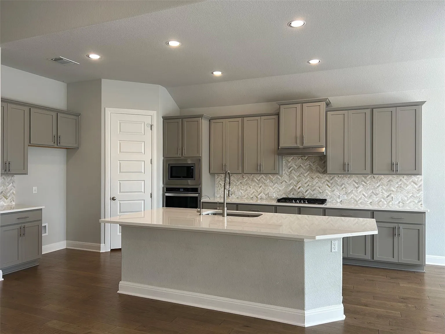 4 bed, 3.0 bath, 2607 sqft, $3,350 — Photo 2