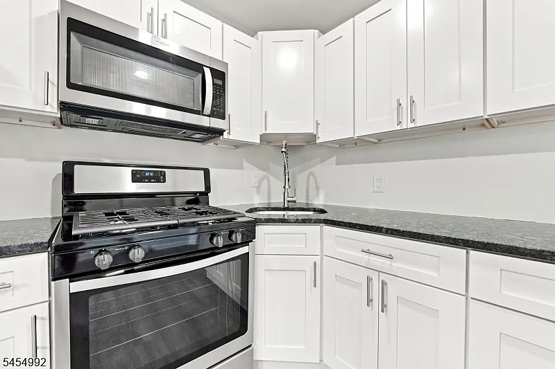 3 bed, 1.0 bath, $3,200 — Photo 3