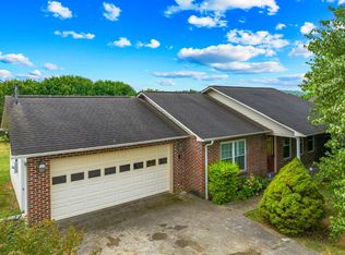 356 Saint Edward Dr, Dandridge, TN 37725