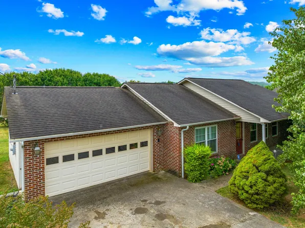 356 Saint Edward Dr, Dandridge, TN 37725