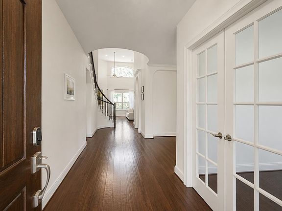 4th image of 6 S Wheatleigh Dr