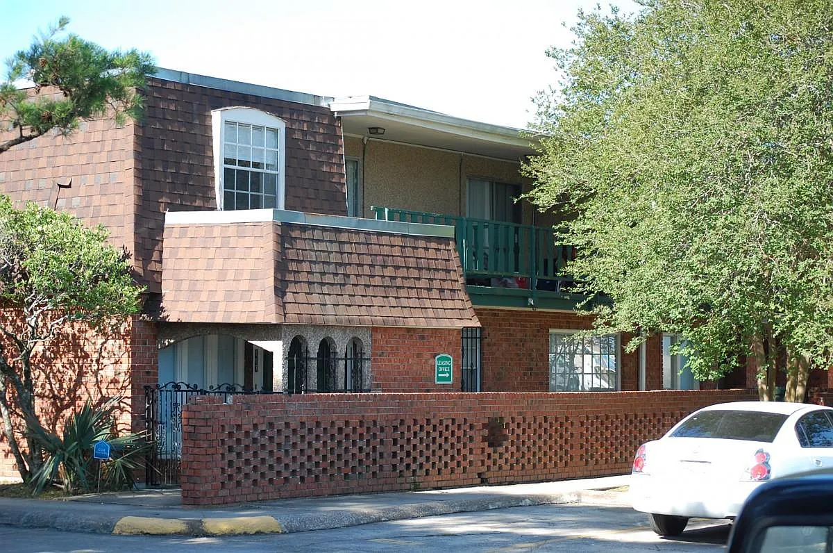 Broadmoor VIP Apartments — Photo 3