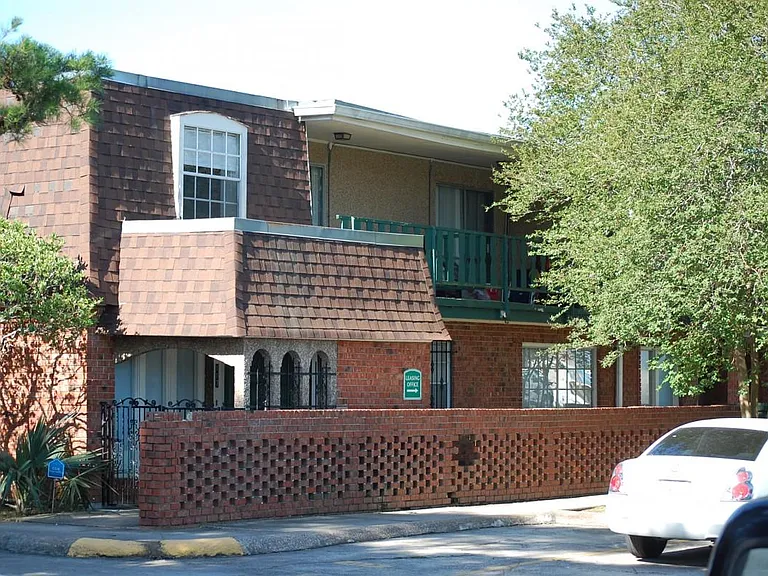 Broadmoor VIP Apartments — Photo 3