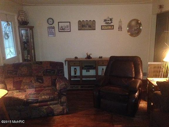 3rd image of 4735 Wakefield Ave NE