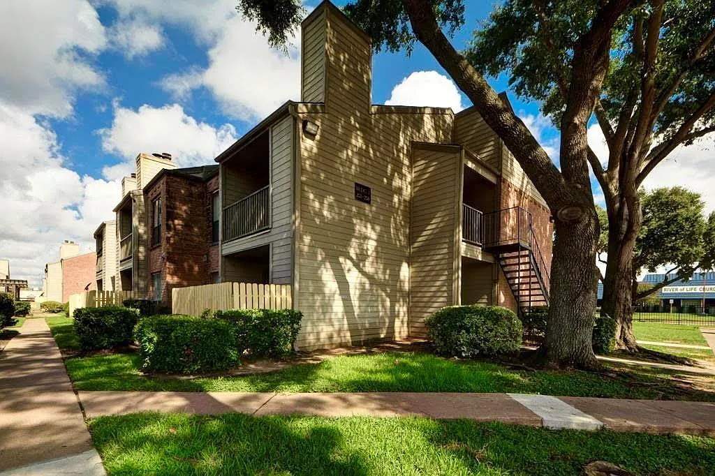 2 bed, 1.0 bath, 855 sqft, $1,200 — Photo 1