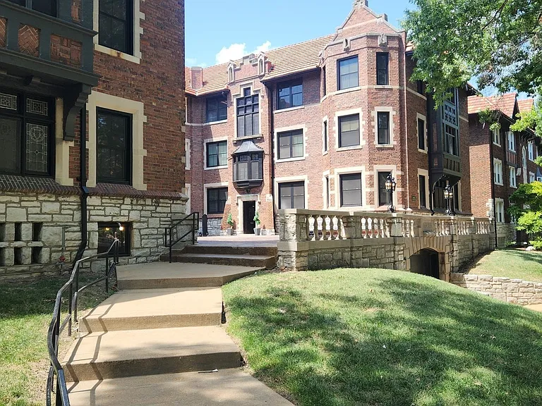 7556-7560 Byron Pl — Photo 1