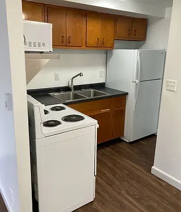4th image of 415 N High St #5