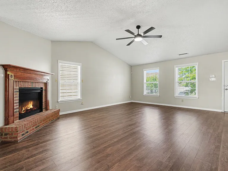 836 Chastain Ave — Photo 3