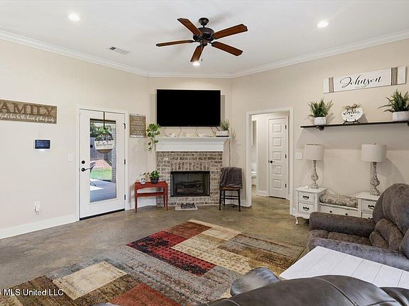 5th image of 987 Filmore Dr