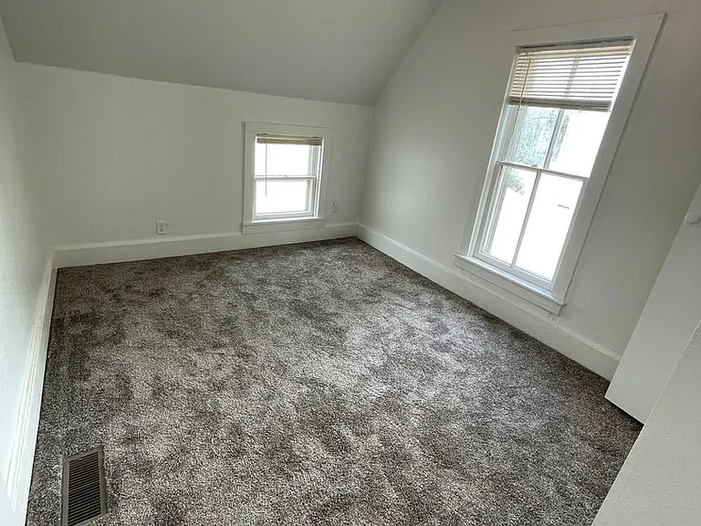 422 Columbus St — Photo 14