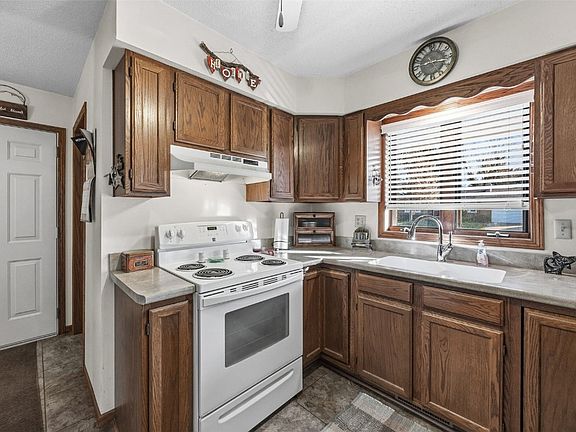 5th image of 2750 Lynn Dr