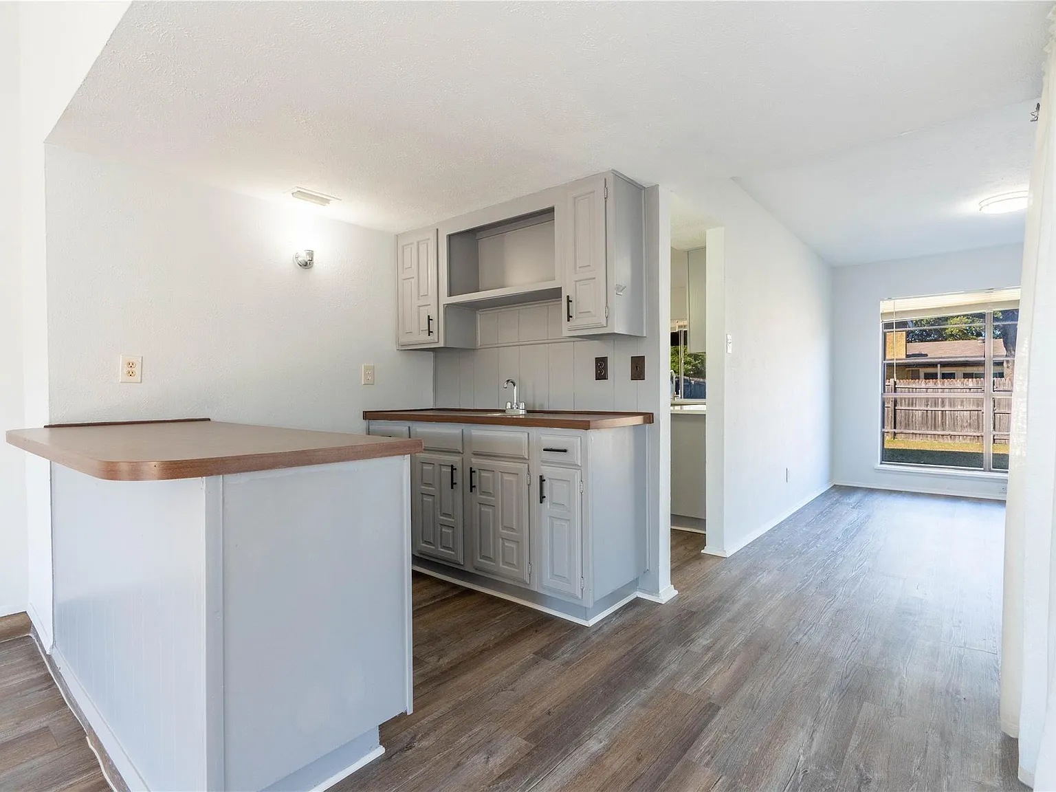 3 bed, 1877 sqft, $2,300 — Photo 4