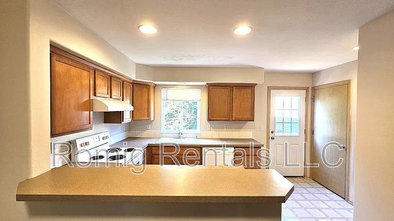 3 bed, 3.0 bath, 1484 sqft, $1,995 — Photo 4