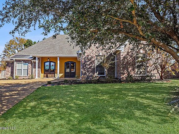 2nd image of 153 Woodlands Glen Cir