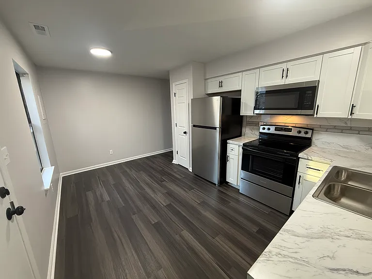 6209 Geneva Way #B — Photo 10
