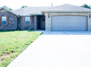 212 Sparrow Ln, Willard, MO 65781