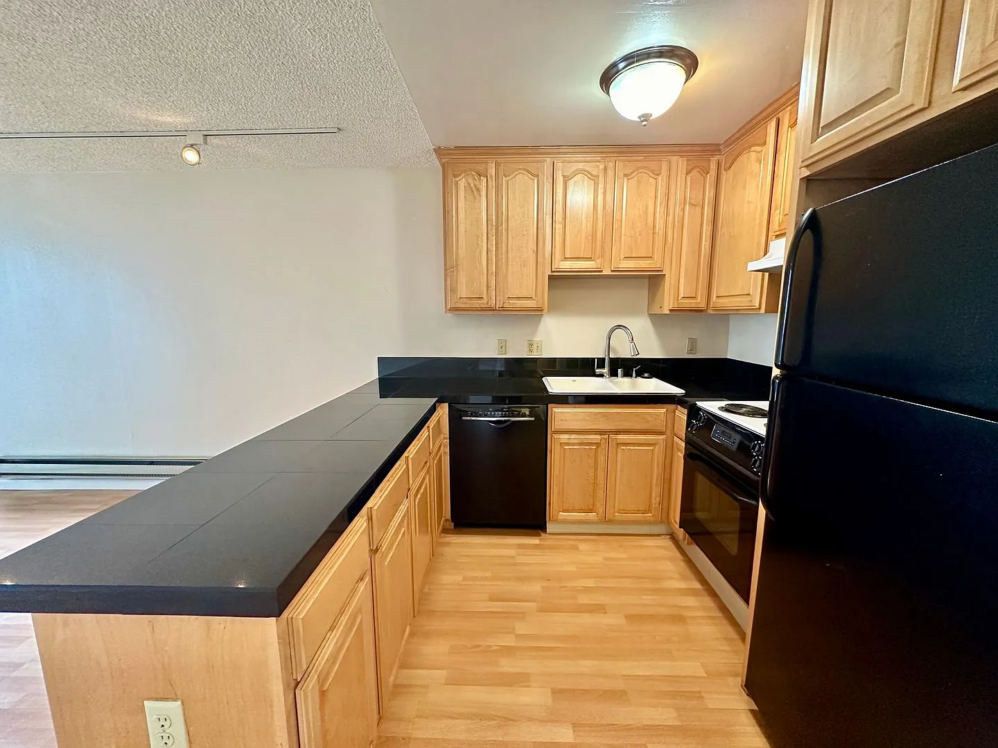 One Bedroom Condo Available in Watergate Community/Emeryville! — Photo 2