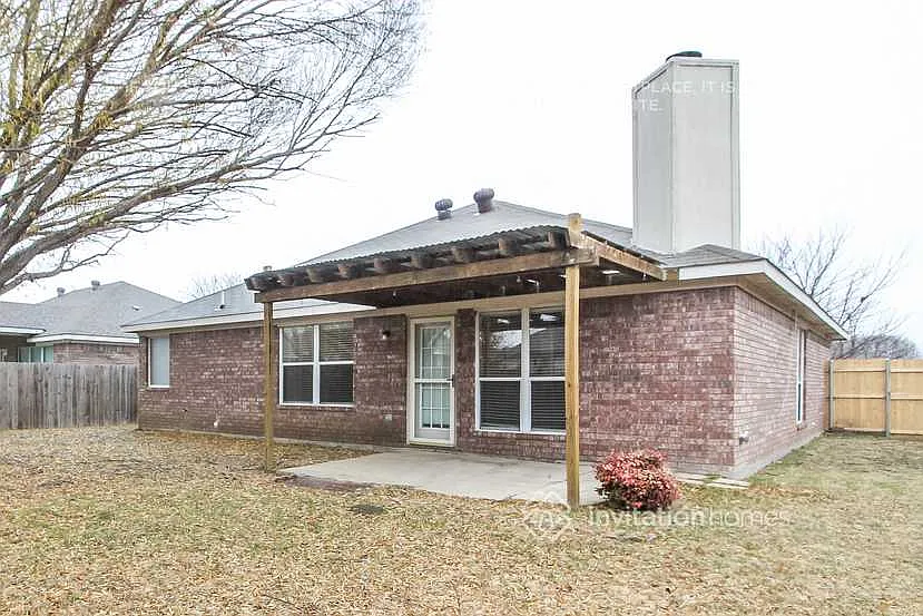 1009 Hannah St Burleson, TX 76028 — Photo 3