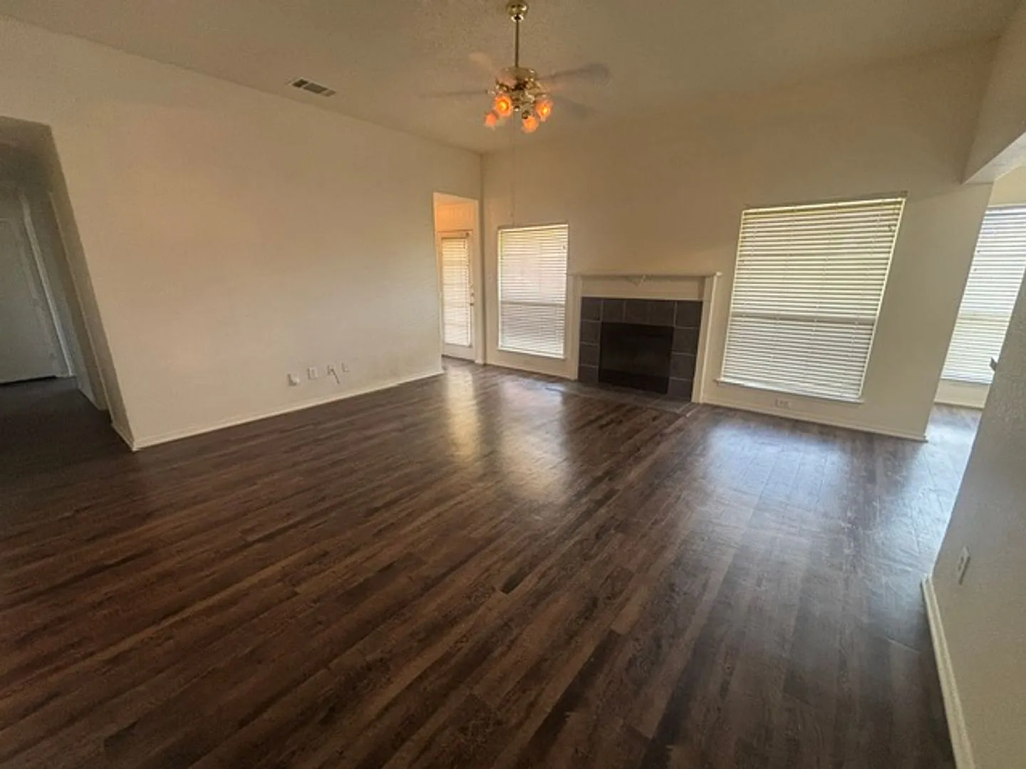 One story 4 bedroom on a corner lot — Photo 4