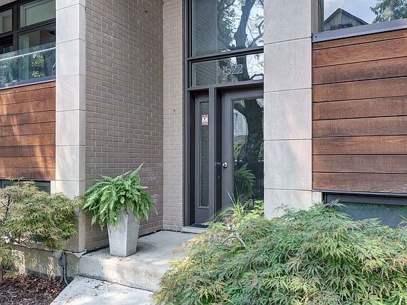 2nd image of 1522 W Huron St #3W