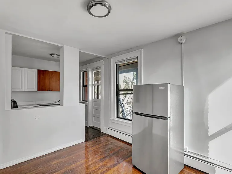 33 Howe St #3R — Photo 7