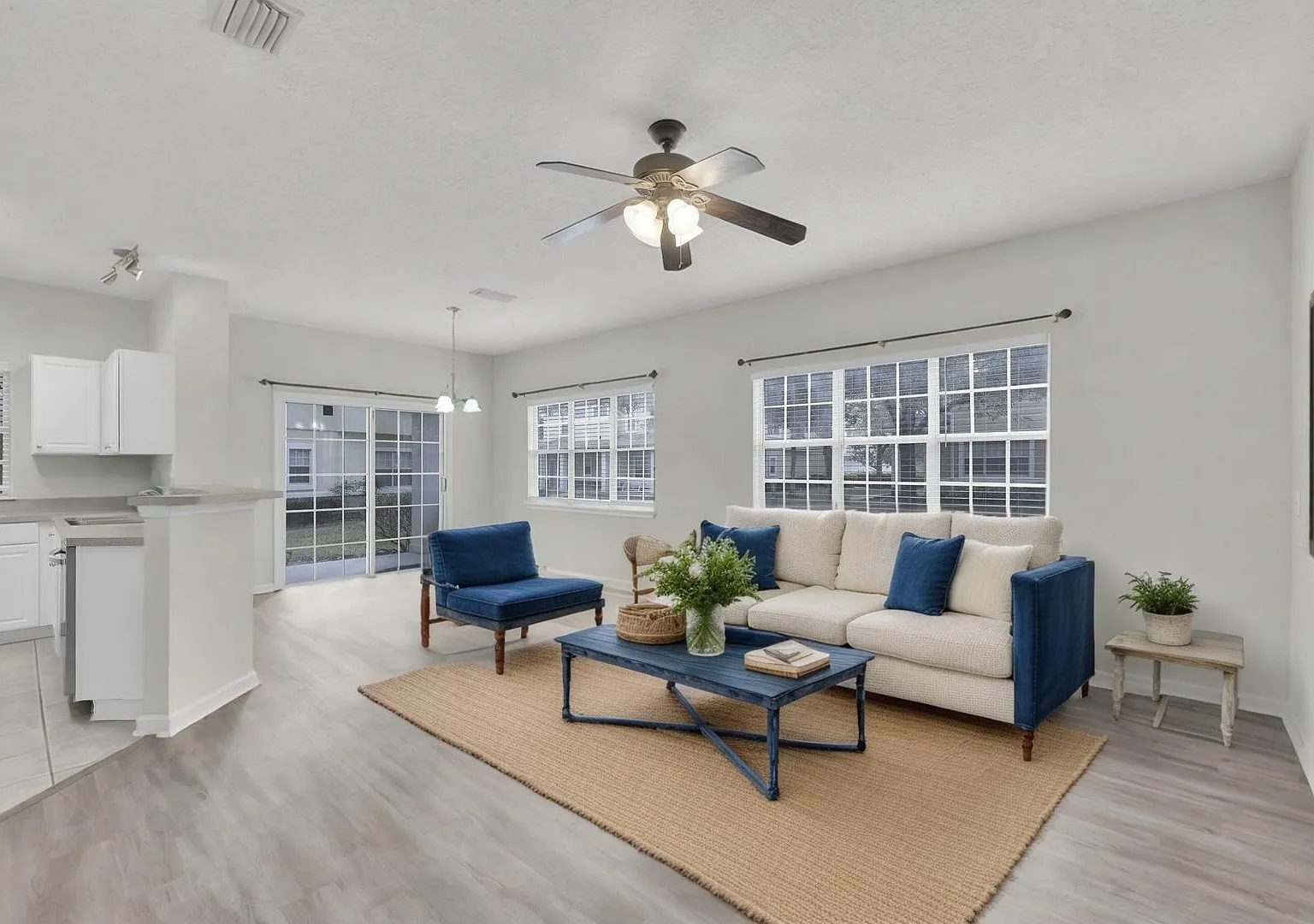 Bright and Spacious Townhome in Gate Community — Photo 1