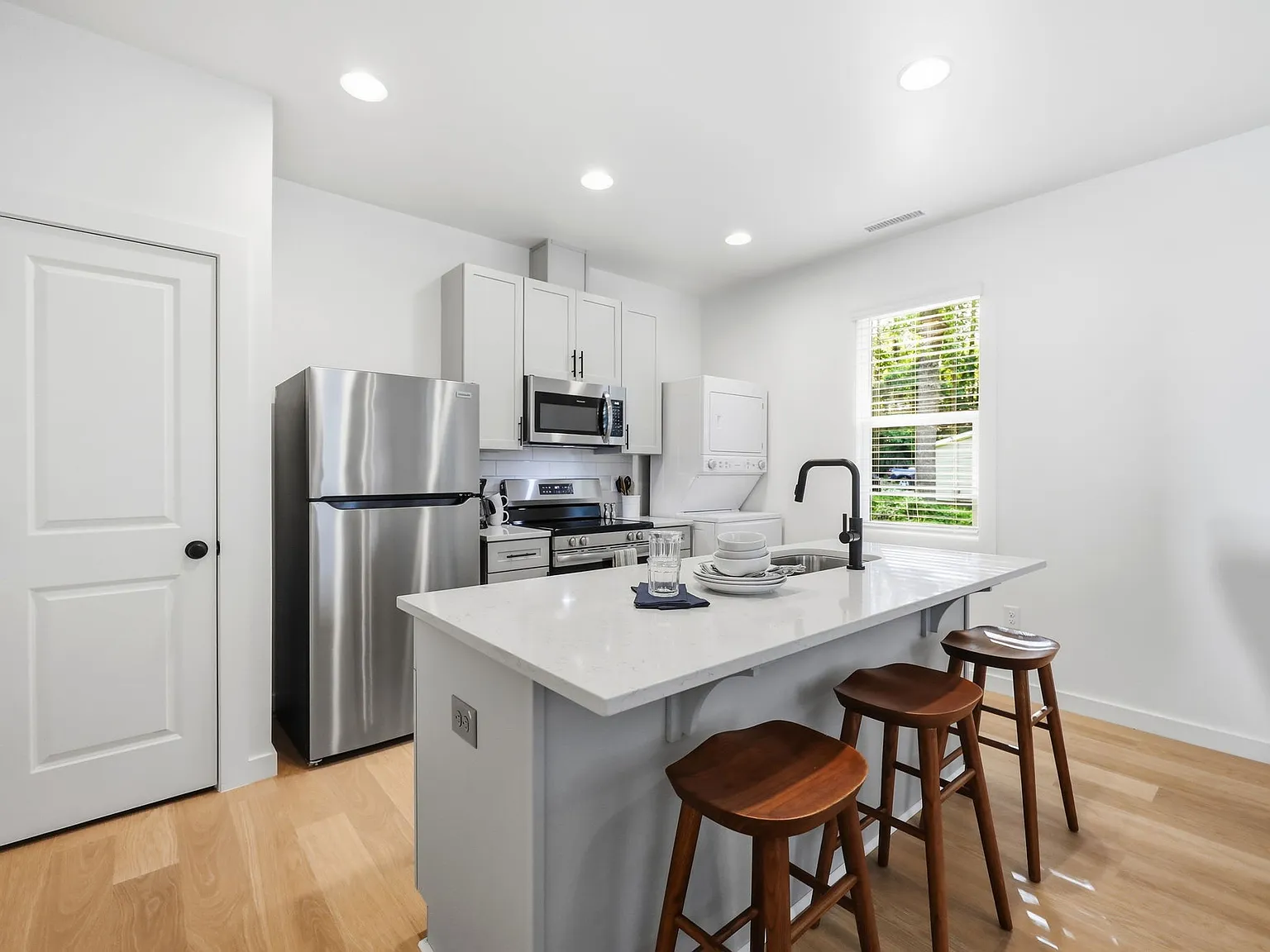 2 bed, 1.5 bath, 759 sqft, $1,494 — Photo 2