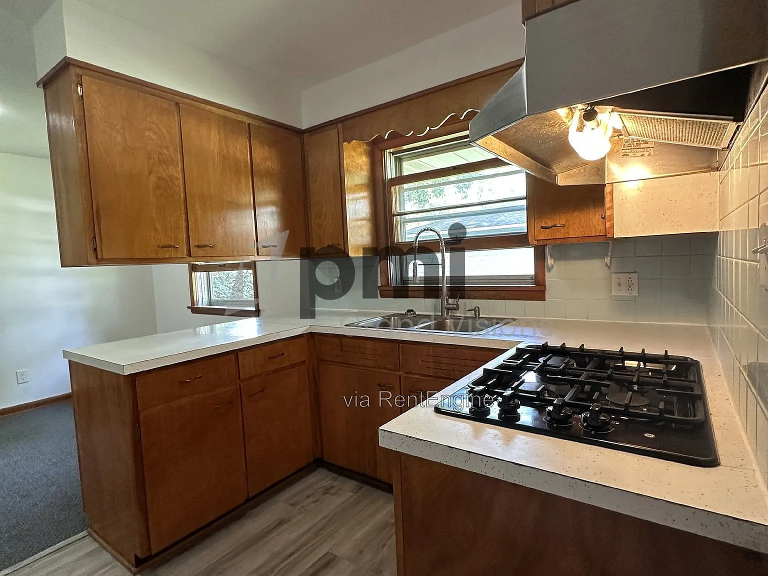 3 bed, 1.0 bath, 1344 sqft, $1,370 — Photo 3