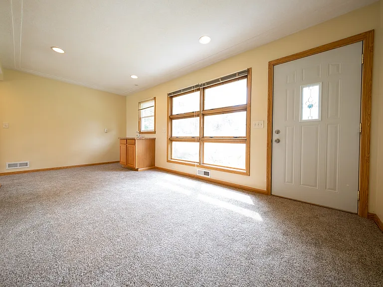 1140 Evergreen Ln N — Photo 8