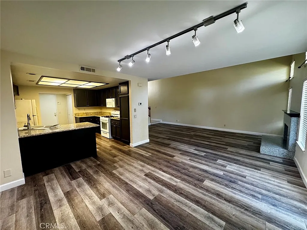 3 bed, 1638 sqft, $3,500 — Photo 2