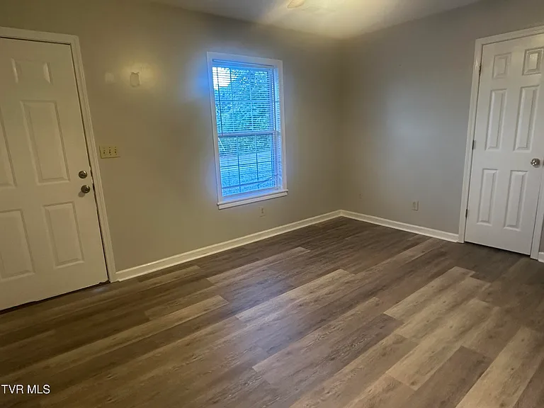 1030 Jim Fox Rd — Photo 5