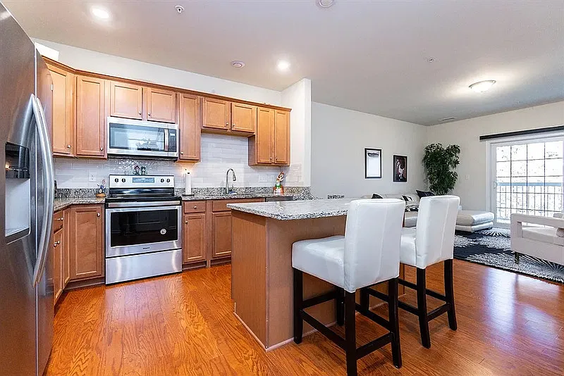 1 bed, 1.0 bath, 1030 sqft, $1,910 — Photo 1