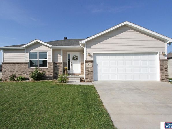 943 Barker Ln, Lincoln, NE 68521