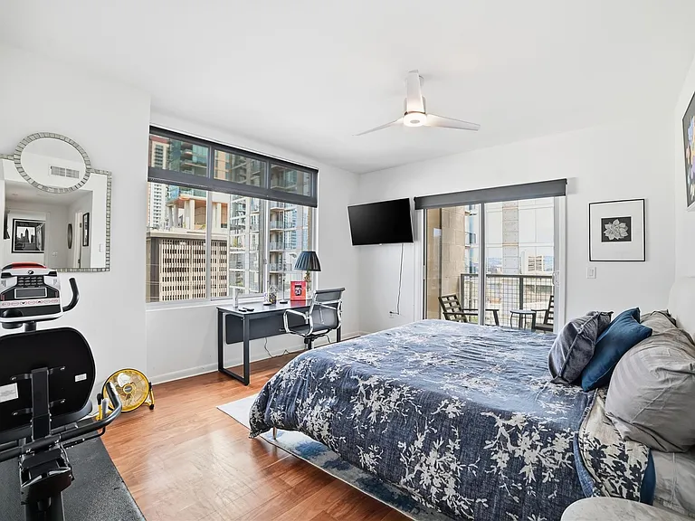 54 Rainey St #1018 — Photo 14