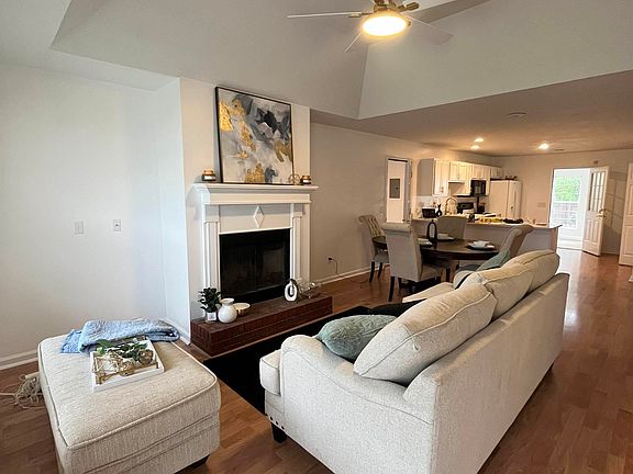 3rd image of 2804 Pineknoll St