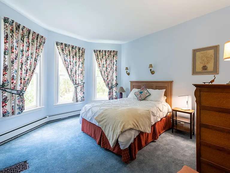 Queen bedroom, woodland view