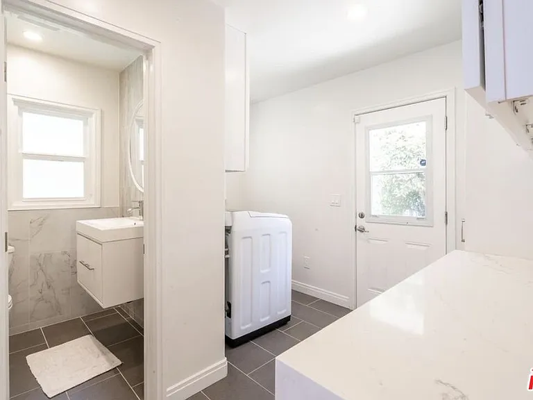 2201 Coldwater Canyon Dr — Photo 13