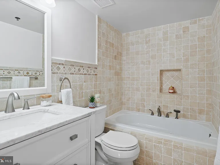 601 Pennsylvania Ave NW #612 — Photo 14