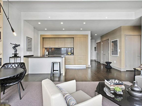 5th image of 360 Furman St APT 1113