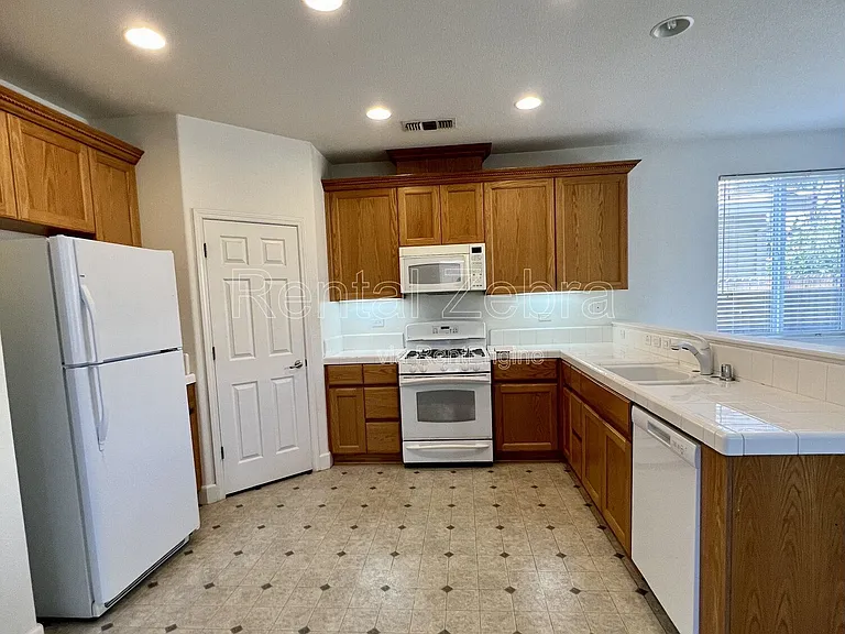 459 Jacobs Dr — Photo 16
