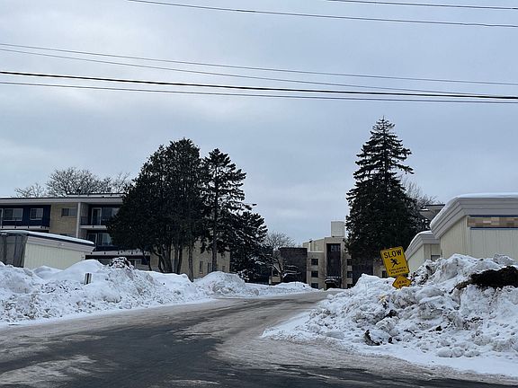 5th image of 53 Imperial Dr W