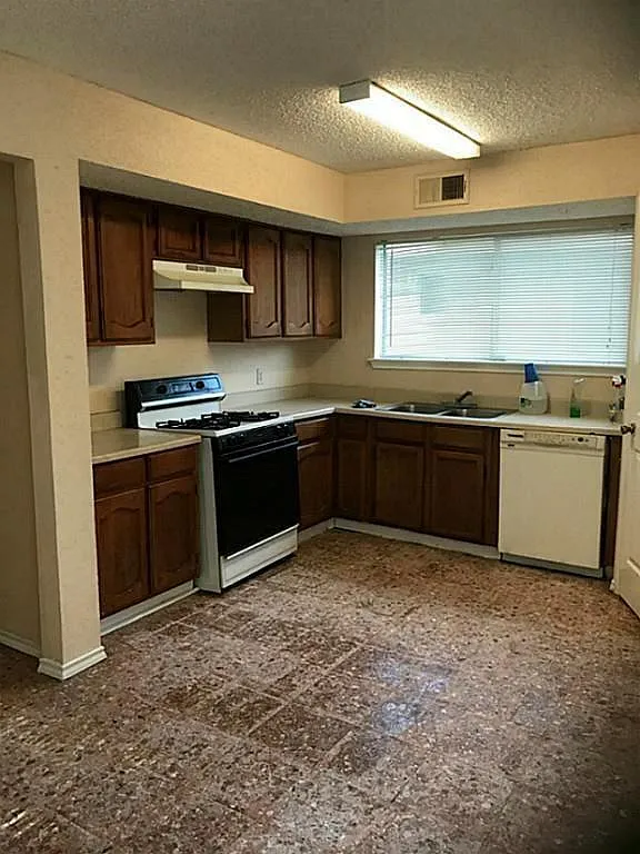 3 bed, 2.5 bath, 1376 sqft, $1,800 — Photo 4