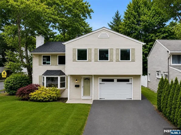 111 E Prospect St, Waldwick, NJ 07463
