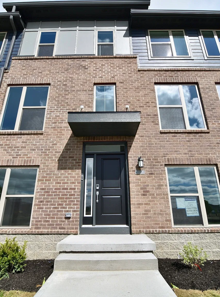 3 bed, 3.5 bath, 2073 sqft, $2,595 — Photo 3